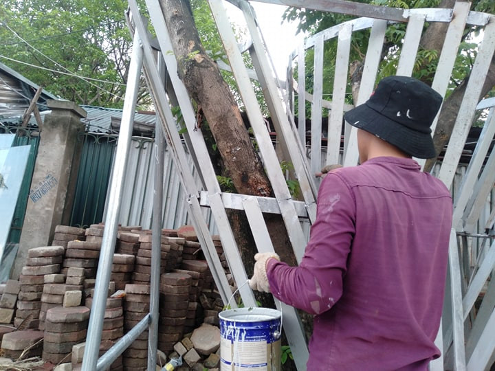 Vài năm trở lại đây, trên địa bàn Hà Nội xảy ra tình trạng cưa trộm gỗ sưa đỏ vào ban đêm. Việc bảo vệ cây sưa đỏ tuy giảm mỹ quan nhưng là sự cần thiết.