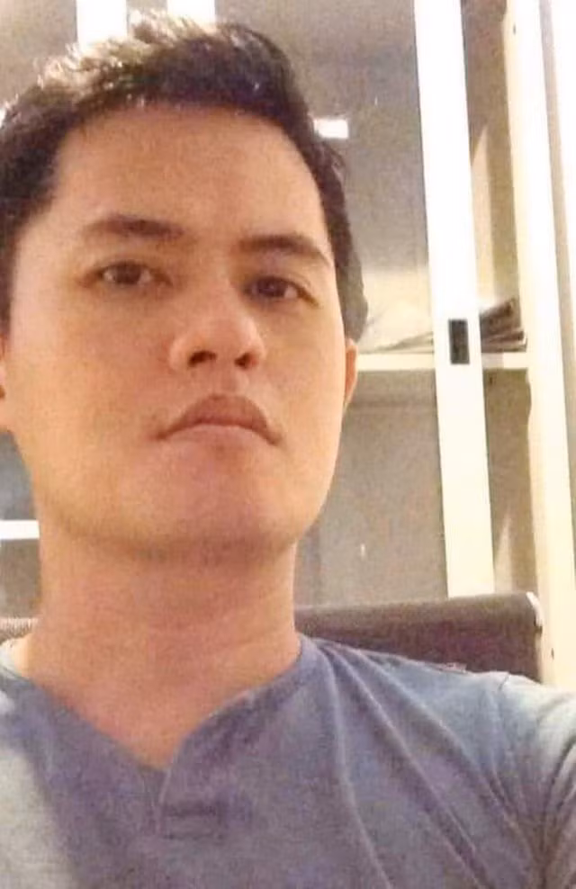 Tiếp nhận thông tin, Bệnh viện Trung ương Huế đã tạm thời đình chỉ công tác đối với bác sĩ Ph. do có liên quan tới vụ việc nghi đánh nữ điều dưỡng phải nhập viện. Bác sĩ này cũng đã có đơn xin nghỉ việc. Công an TP Huế, đang xác minh, làm rõ. Cơ quan này cũng đã triệu tập bác sĩ có liên quan cũng như đã lấy lời khai của nạn nhân. Xem thêm video: Từ bỏ ước mơ nghề nghiệp vì bị gạ tình công sở. Nguồn: VTC 9.