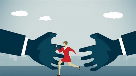 Hiện Chủ tịch UBND huyện Ea Hleo đã ra quyết định thụ lý giải quyết tố cáo và yêu cầu các cơ quan chức năng kiểm tra, xử lý vụ việc. Quyết định nêu cụ thể nội dung thụ lý về việc: ông H. có hành vi gạ tình, quấy rối tình dục, xúc phạm nghiêm trọng danh dự nhân phẩm của người khác. Ban hành các văn bản thiếu khách quan, vì động cơ cá nhân để buộc nhân viên nghỉ việc trái quy định.