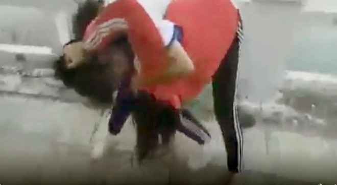 Sau sự việc, lãnh đạo Trường THCS Võ Thị Sáu (xã Ninh Ích, thị xã Ninh Hòa, Khánh Hòa) cho biết một trong hai nữ sinh trong clip là T., học sinh lớp 9 của trường. Trong bản tường trình ngày 27/3/2019, em T. cho biết tối 23/3/2019, em đi ra khu vực bờ kè sông Dinh để chơi. Tại đây T. có nhắc nhở H. đừng pha đèn xe vào mặt dẫn đến cãi vã. T. cho biết H. là học sinh Trường THCS Hùng Vương (thị trấn Ninh Hòa). 