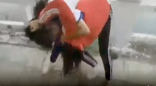 Sau sự việc, lãnh đạo Trường THCS Võ Thị Sáu (xã Ninh Ích, thị xã Ninh Hòa, Khánh Hòa) cho biết một trong hai nữ sinh trong clip là T., học sinh lớp 9 của trường. Trong bản tường trình ngày 27/3/2019, em T. cho biết tối 23/3/2019, em đi ra khu vực bờ kè sông Dinh để chơi. Tại đây T. có nhắc nhở H. đừng pha đèn xe vào mặt dẫn đến cãi vã. T. cho biết H. là học sinh Trường THCS Hùng Vương (thị trấn Ninh Hòa). 