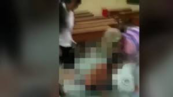 Ông Nhữ Mạnh Phong, Hiệu trưởng Trường THCS Phù Ủng, huyện Ân Thi, Hưng Yên xác nhận nữ sinh bị đánh là em H.Y. Đáng nói, sau khi sự việc xảy ra, giáo viên chủ nhiệm yêu cầu học sinh trong lớp xóa ngay các clip đã quay và không được thông tin cho bất cứ ai. Bị đánh trong thời gian dài khiến H.Y hoảng loạn, tinh thần bất ổn, phải điều trị tại Bệnh viện Tâm thần kinh Hưng Yên.