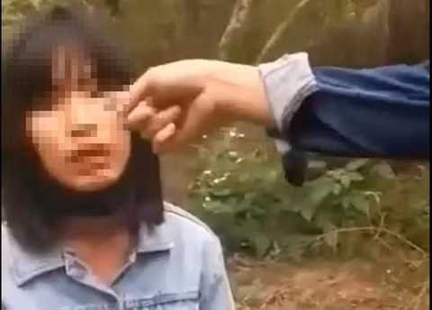 Clip được xác minh quay tại Diễn Châu (Nghệ An) vào chiều 31/3/2019, nhóm nữ sinh gồm học sinh của trường THCS Diễn Kim và THCS Diễn Hùng. Nữ sinh bị đánh tên T., học lớp 7 trường THCS Diễn Hùng. 