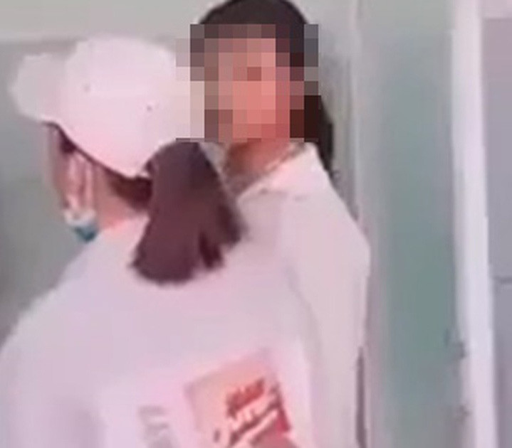 Đoạn clip có thời lượng hơn 2 phút ghi lại hình ảnh ba nữ sinh lớp 8 vung tay tát liên tục vào mặt nữ sinh lớp 7 trước sự chứng kiến của một số học sinh cùng trường nhưng không ai can ngăn. Xem thêm video: Nữ sinh bị bạn tát tới tấp giữa lớp học. Nguồn: VTC 14.