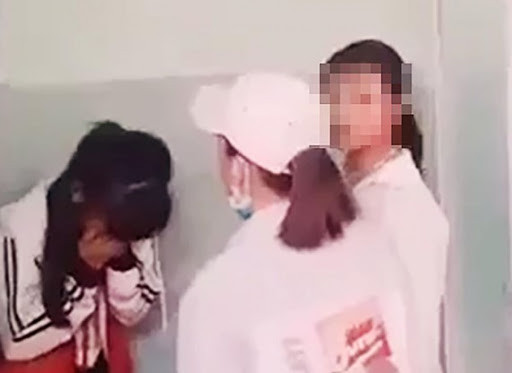 Trước đó, vào trưa 15/3/2019, ba nữ sinh lớp 8 là L, Q và A kêu Y. vào nhà vệ sinh của Trường THCS Ngô Mây để “giải quyết mâu thuẫn trên facbook”. Sau đó L, Q, A đã vây lại đánh hội đồng em Y khiến Y. bị tụ máu bầm vùng thái dương, vùng tai trên. Ngoài ra, các nữ sinh còn cho biết khi đánh Y, các em còn đưa điện thoại cho người bạn đứng bên ngoài quay camera để tung clip lên mạng xã hội facebook vào tối 15/3/2019.