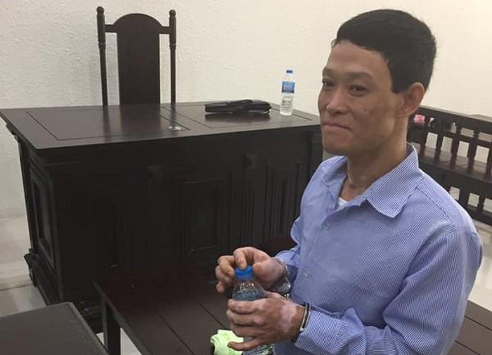 Ke ghen tuong dung xang dot ca gia dinh nha vo giua dem bi tu hinh