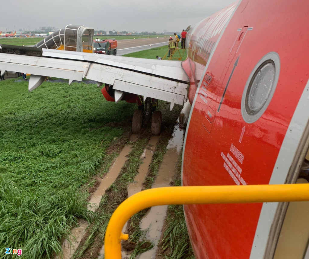 Sân bay Tân Sơn Nhất có 2 đường cất hạ cánh là 25R/07L và 25L/07R nhưng hiện đường cất hạ cánh 25R/07L đang đóng để cải tạo nâng cấp nên việc khai thác phụ thuộc hết vào đường băng còn lại.