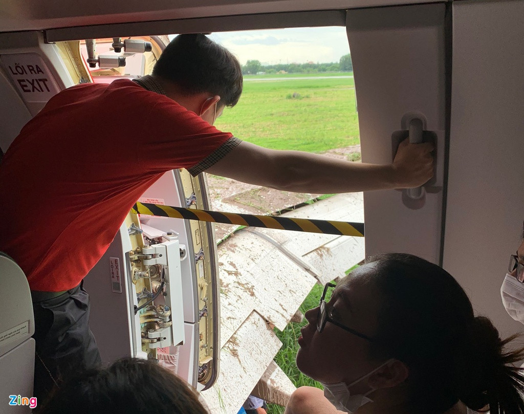 Hành khách trên chuyến bay VJ322 chuẩn bị được sơ tán.