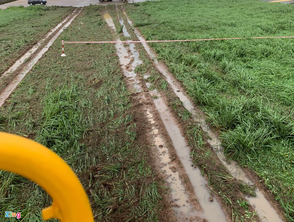 Vết bánh máy bay lăn lên thảm cỏ. Thứ trưởng Bộ GTVT Lê Anh Tuấn nói với Zing rằng Bộ GTVT đang chỉ đạo Cục Hàng không khẩn trương mở lại cảng hàng không, cố gắng 16h30 bay lại đường băng 25R/07L, đồng thời khắc phục sự cố để mở lại đường băng 25L/07R.