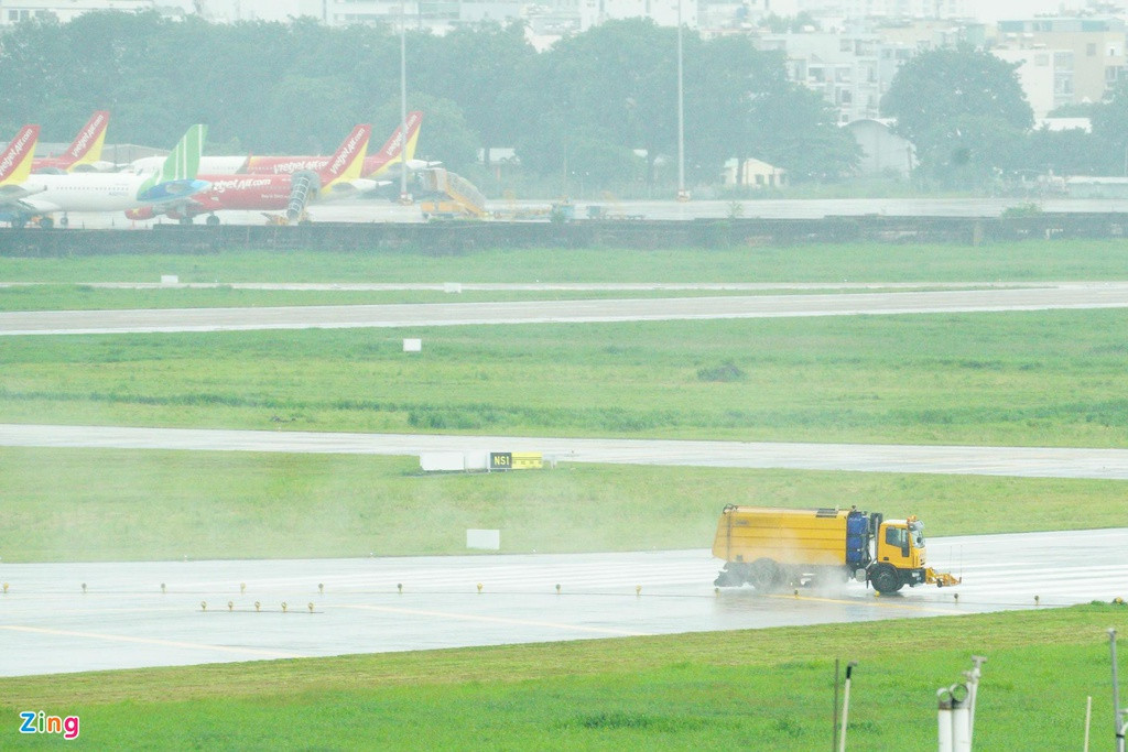 Xe chuyên dụng xử lý đường băng sau khi máy bay số hiệu VJ322 gặp sự cố