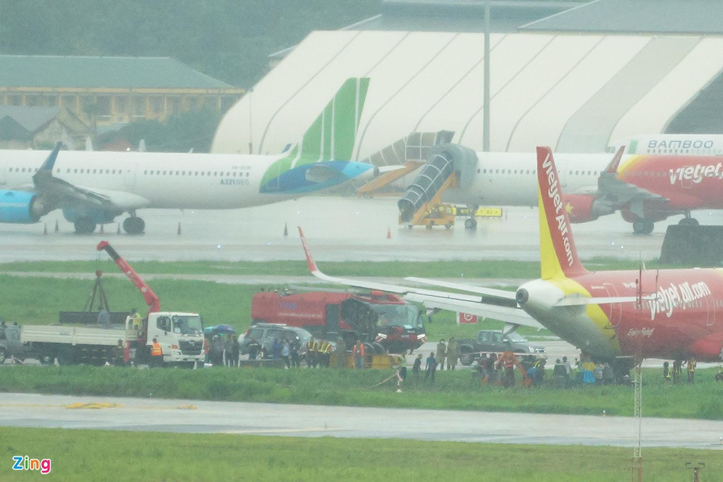 Sự cố máy bay trượt khỏi đường băng khiến toàn bộ hoạt động cất hạ cánh tại Tân Sơn Nhất phải tạm dừng hoàn toàn. 