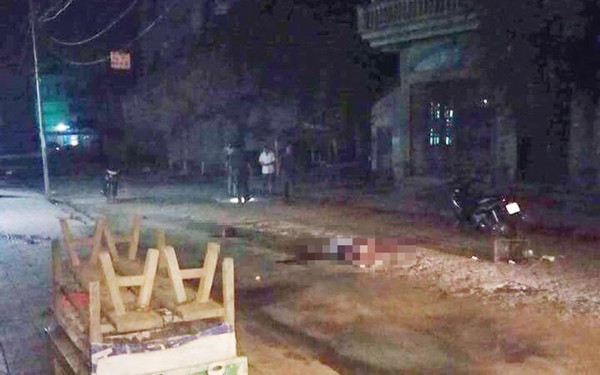 Vài năm nay, chị Th. sống đồng tính với mẹ của Thịnh và hai người có nuôi nhiều con chó trong căn nhà số 224/20 đường Ngô Quyền, phường Vĩnh Bảo, TP Rạch Giá. Đêm 10/6, người phụ nữ này và Thịnh cãi nhau vì chị Th. cho rằng con trai của bạn tình trộm một con chó để bán lấy tiền tiêu xài. Bị chị Th. dùng viên gạch đập vào đầu, Thịnh phản công khiến nạn nhân té ngữa ra đường. Gần nửa giờ sau, mọi người thấy chị Th. nằm bất tỉnh nên đưa đi cấp cứu nhưng nạn nhân không qua khỏi. Xem thêm video: Vụ Lương Hữu Phước tự tử: Hủy án điều tra lại. Nguồn: VTC 1.