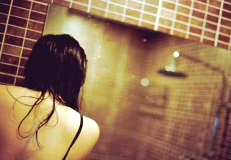  Thiếu nữ 15 tuổi bị 2 thanh niên "dụ dỗ" tới mang thai 6 tháng: Ngày 12/6, Công an TP Vũng Tàu, tỉnh Bà Rịa – Vũng Tàu cho biết, đang giữ hình sự Huỳnh Thanh Hải (19 tuổi) và Nguyễn Văn Dương (26 tuổi, cùng ngụ TP.Bà Rịa, tỉnh Bà Rịa – Vũng Tàu) để điều tra về hành vi “Giao cấu với trẻ em”. Nạn nhân là em Nguyễn Lâm Yến Nhung (tên đã thay đổi, 15 tuổi, ngụ TP Vũng Tàu).