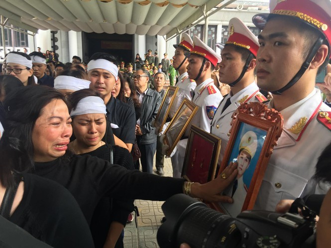  Đề nghị truy tố 29 người trong vụ đổ xăng thiêu chết 3 chiến sĩ công an ở Đồng Tâm: Ngày 12/6, Cơ quan cảnh sát điều tra Công an Hà Nội đã hoàn tất kết luận điều tra vụ án giết người, chống người thi hành công vụ xảy ra tại xã Đồng Tâm, huyện Mỹ Đức, Hà Nội ngày 9/1, khiến 3 công an bị thiêu chết.