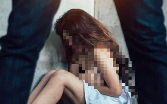 Theo điều tra, thông qua mạng xã hội, Hải và Dương quen biết với bé Yến Nhung. Sau đó, cả 3 nhiều lần đi chơi với nhau từ tháng 4/2019 tới tháng 10/2019. Mỗi lần đi chơi, cả 2 nam thanh niên dụ dỗ bé Yến Nhung quan hệ tình dục. Đến tháng 2/2020, gia đình phát hiện cháu Yến Nhung có thai 6 tháng nên báo công an.