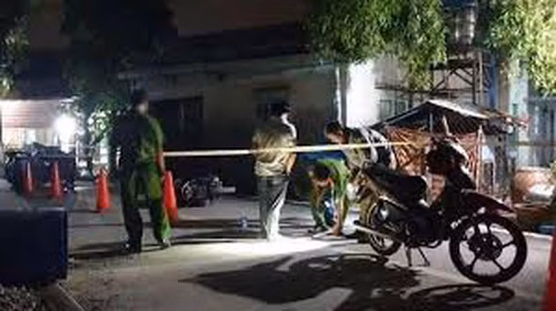  Đánh nhau với con của bạn tình đồng giới, người phụ nữ tử vong: Ngày 12/6 Công an tỉnh Kiên Giang cho biết, đang truy tìm Phan Tấn Thịnh (19 tuổi, ngụ TP Rạch Giá) để điều tra nguyên nhân chị Huỳnh Thị Thu Th. (31 tuổi) tử vong sau khi hai người đánh nhau. 