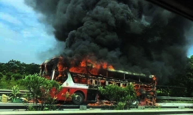 Video: Xe giuong nam chay tro khung tren cao toc Ha Noi - Lao Cai