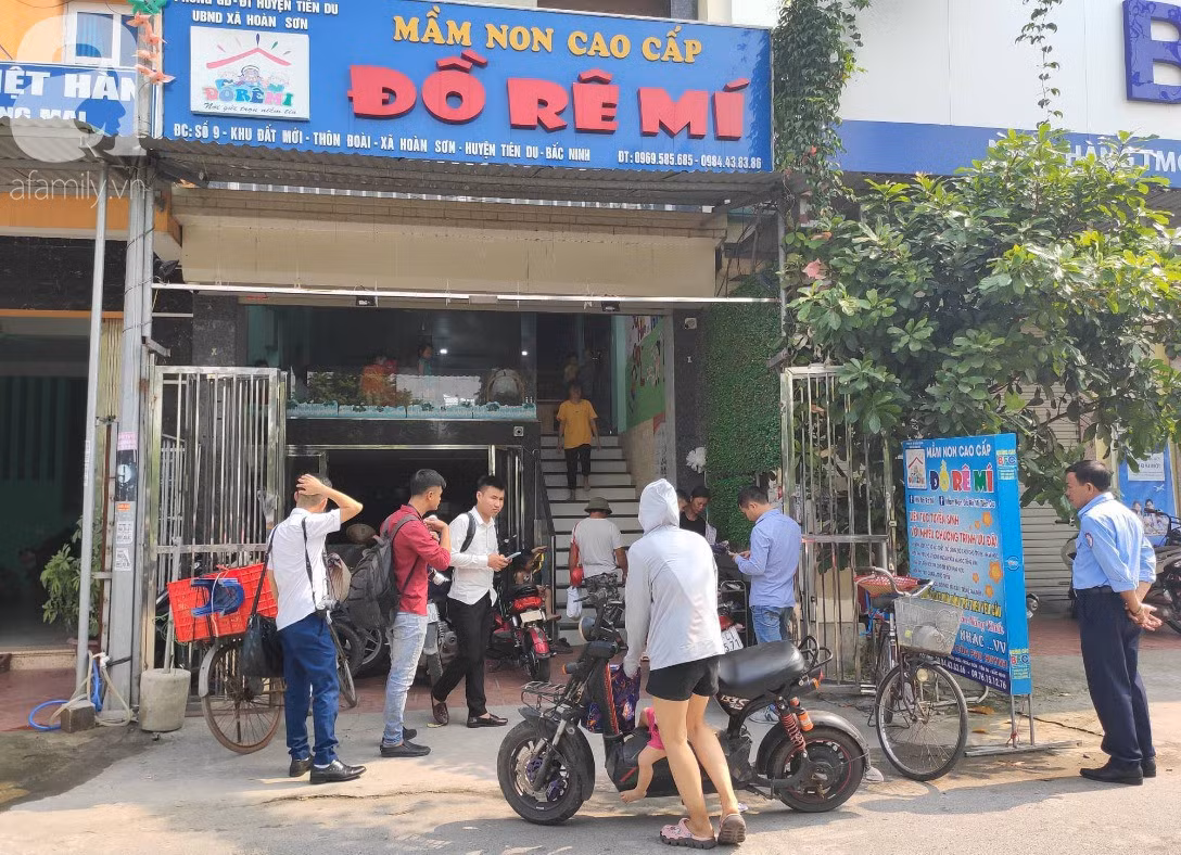  Bé trai 3 tuổi ở Bắc Ninh bị bỏ quên trên xe nhiều giờ: Ngày 13/9/2019, cháu N.T.L (SN 2016 ở Đông Sơn, Việt Đoàn, Tiên Du, Bắc Ninh) phát hiện bị bỏ quên trên xe ô tô đưa đón của cơ sở mầm non tư thục Đồ Rê Mí ở thôn Đoài, Hoàn Sơn, Tiên Du, Bắc Ninh. Cơ sở do bà Dương Thị Hợp (SN 1977, hộ khẩu ở Nghĩa Chỉ, Minh Đạo, Tiên Du, Bắc Ninh) làm chủ.