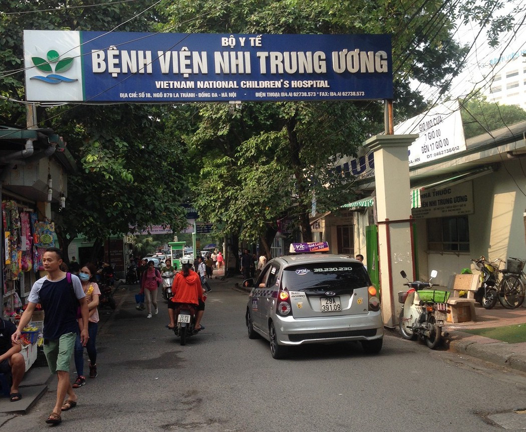 Ngay sau đó, cháu L. được đưa ra phòng khám Hà Nội - Bắc Ninh ở thôn Đoài, Hoàn Sơn, Tiên Du, Bắc Ninh sơ cứu, sau đó được đưa lên Bệnh viện sản nhi Bắc Ninh và Bệnh viện nhi Trung Ương để cấp cứu, điều trị may mắn cháu bé đã bình phục.