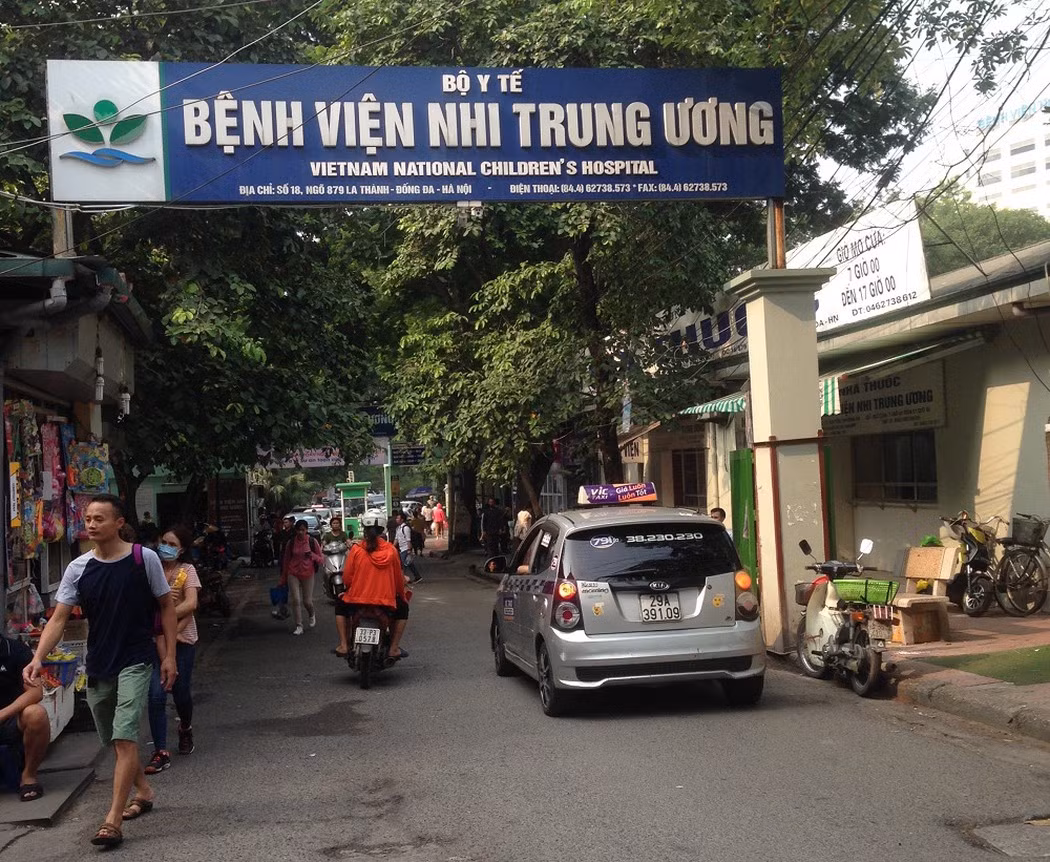 Ngay sau đó, cháu L. được đưa ra phòng khám Hà Nội - Bắc Ninh ở thôn Đoài, Hoàn Sơn, Tiên Du, Bắc Ninh sơ cứu, sau đó được đưa lên Bệnh viện sản nhi Bắc Ninh và Bệnh viện nhi Trung Ương để cấp cứu, điều trị may mắn cháu bé đã bình phục.