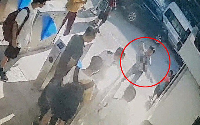 Tài xế Phiến sau khi gửi xe ở ký túc xá Học viện Báo chí và Tuyên truyền cũng không kiểm tra lại các ghế, không vệ sinh trong ngoài ôtô. Lúc 15h45 cùng ngày, khi tài xế Phiến đưa xe từ bãi gửi đến cổng trường, bà Quy mở cửa xe và phát hiện bé Long nằm bất động trên sàn sau ghế lái. Bé trai tử vong trước khi được đưa vào bệnh viện. Nguyên nhân chết được xác định do sốc nhiệt khiến suy hô hấp. Xem thêm video: Bị bố mẹ bỏ quên trong ô tô dưới trời nắng, bé 11 tháng tuổi tử vong . Nguồn: VTC 14.