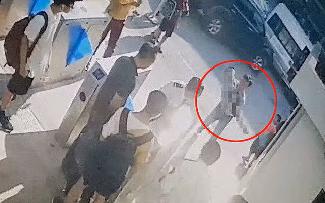 Tài xế Phiến sau khi gửi xe ở ký túc xá Học viện Báo chí và Tuyên truyền cũng không kiểm tra lại các ghế, không vệ sinh trong ngoài ôtô. Lúc 15h45 cùng ngày, khi tài xế Phiến đưa xe từ bãi gửi đến cổng trường, bà Quy mở cửa xe và phát hiện bé Long nằm bất động trên sàn sau ghế lái. Bé trai tử vong trước khi được đưa vào bệnh viện. Nguyên nhân chết được xác định do sốc nhiệt khiến suy hô hấp. Xem thêm video: Bị bố mẹ bỏ quên trong ô tô dưới trời nắng, bé 11 tháng tuổi tử vong . Nguồn: VTC 14.