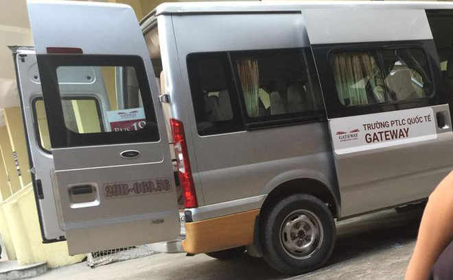 Khi tới trường Gateway tài xế Phiến dừng ôtô ở cổng phụ và vẫn ngồi ở ghế lái, bà Quy mở cửa xe cho học sinh, đồng thời bế và dắt hai bé sinh đôi xuống. Công an quận Cầu Giấy cho rằng bà Quy không kiểm tra trong xe còn học sinh hay không mà đã đóng cửa, không kiểm đếm nhưng vẫn ghi vào sổ nhật ký xe buýt rằng đưa đón đủ 13 học sinh, không em nào xuống muộn.