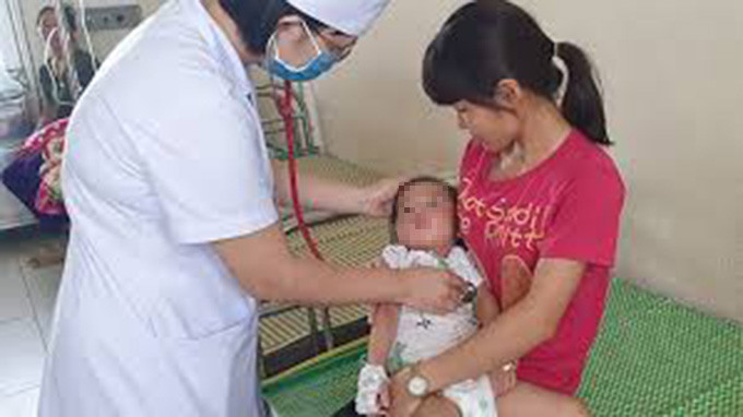 Sau 1 ngày nằm viện, trẻ có thể tiếp xúc chậm, chưa tỉnh hoàn toàn, vẫn còn cơn kích thích vật vã. Ngoài ra, bệnh nhi vẫn còn sốt 37,5-38,5 độ C. Trẻ đòi ăn nhưng không tiêu hóa được nhiều, ăn lại nôn ra. Vận động của trẻ cũng chưa được tự chủ như trước đây, tay chân còn yếu, quờ quạng, đã cai được thở oxy và đang được theo dõi chặt.