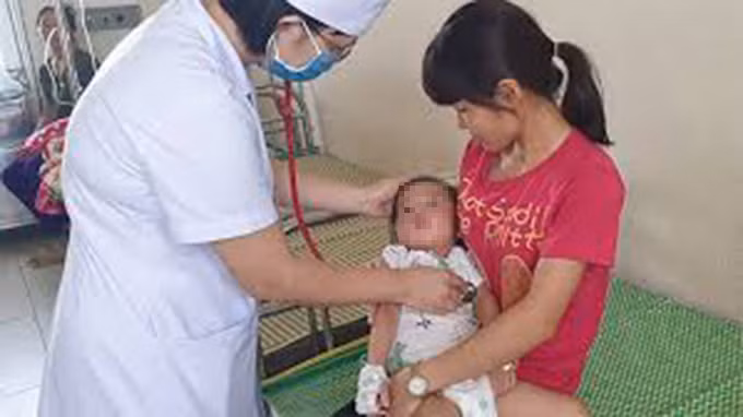 Sau 1 ngày nằm viện, trẻ có thể tiếp xúc chậm, chưa tỉnh hoàn toàn, vẫn còn cơn kích thích vật vã. Ngoài ra, bệnh nhi vẫn còn sốt 37,5-38,5 độ C. Trẻ đòi ăn nhưng không tiêu hóa được nhiều, ăn lại nôn ra. Vận động của trẻ cũng chưa được tự chủ như trước đây, tay chân còn yếu, quờ quạng, đã cai được thở oxy và đang được theo dõi chặt.