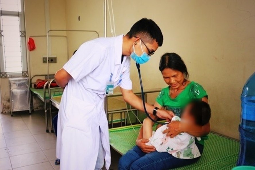 Bệnh viện đa khoa tỉnh Vĩnh Phúc cho biết, trẻ bị bỏ quên khoảng gần 3 tiếng trên xe không nổ máy, khi nhập viện khoa Cấp cứu, trẻ sốt 40,5 độ C, bị rối loạn đông máu, bạch cầu tăng, rối loạn điện giải, hạ canxi, hạ kali. Bệnh nhi cũng được chụp cộng hưởng từ để xác định tổn thương não.