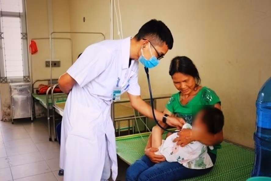 Bệnh viện đa khoa tỉnh Vĩnh Phúc cho biết, trẻ bị bỏ quên khoảng gần 3 tiếng trên xe không nổ máy, khi nhập viện khoa Cấp cứu, trẻ sốt 40,5 độ C, bị rối loạn đông máu, bạch cầu tăng, rối loạn điện giải, hạ canxi, hạ kali. Bệnh nhi cũng được chụp cộng hưởng từ để xác định tổn thương não.