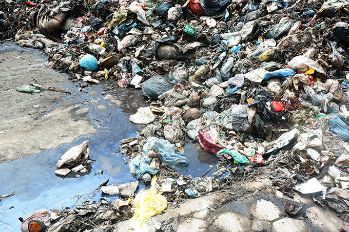 Nước bẩn của chất thải chảy lênh lãng ở khu bãi rác, mùi hôi thối phát ra nồng nặc, khiến nhiều người di chuyển qua đây phải bịt mũi và tỏ ra rất bức xúc.