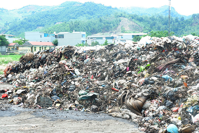 Cùng ngày, PV cũng đã liên hệ trực tiếp với Công ty CP Môi trường đô thị Hòa Bình thì được phía công ty thông báo: "Đường vào bãi rác ở xã Hợp Thịnh, nay sáp nhập thành xã Thịnh Minh, người dân không cho chở rác vào, vì vậy thành phố mượn khu gần quảng trường đổ rác tạm từ 1 tuần – 2 tuần".
