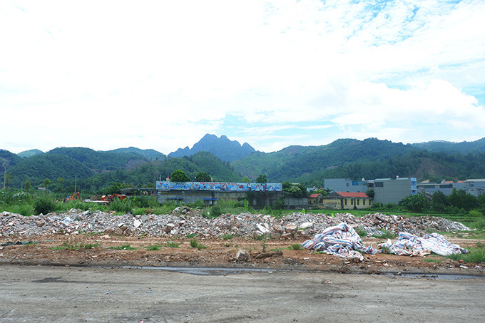 Họ không hiểu vì lý do gì mà đổ rác ở gần quảng trường và gần khu dân cư thế này. Họ mong muốn sớm di chuyển đống rác này đi chỗ khác, chứ cứ tình trạng thế này thì không thể sống nổi.