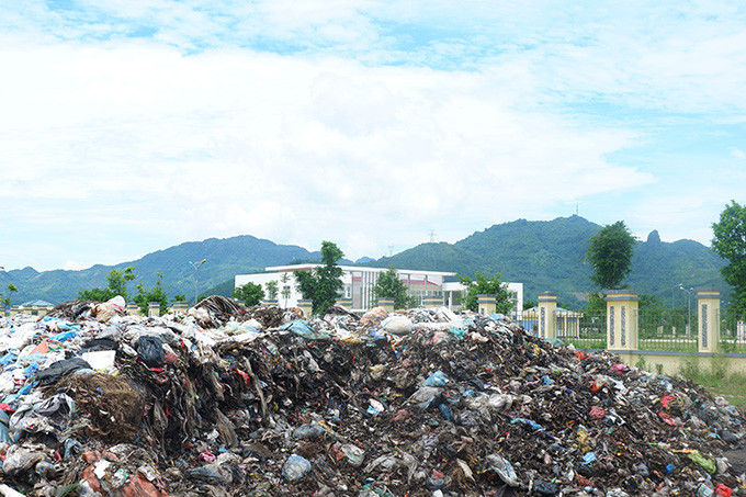 Chúng tôi sẽ tiếp tục cập nhật thông tin... Mời quý vị độc giả xem clip: Báo động quá tải bãi rác khổng lồ Dốc Ké. Nguồn VTC 1.