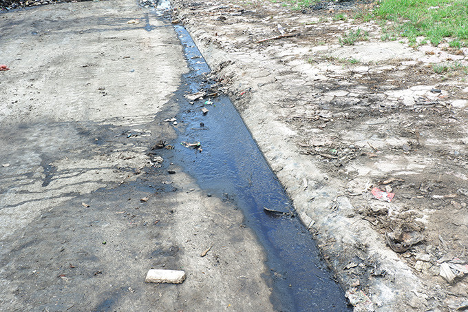 Theo quan sát của PV Kiến Thức, bãi rác khổng lồ này được tập kết gần quảng trường Hòa Bình, cách nơi sinh sống của hàng trăm hộ dân xóm 4, xã Sủ Ngòi khoảng 70m.