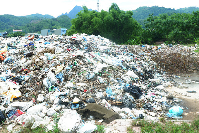 Bà Hường cho hay, lý do nhà máy xử lý rác cho thành phố thời điểm đó đang làm đường bê tông, nên ô tô vận chuyển rác không vào được. Từ đó đến nay, mặc dù đơn vị chức năng đã thực hiện vận chuyển rác từ khu vực tập kết tạm về nơi xử lý, nhưng tiến độ vẫn khá chậm, khối lượng vận chuyển chưa nhiều.