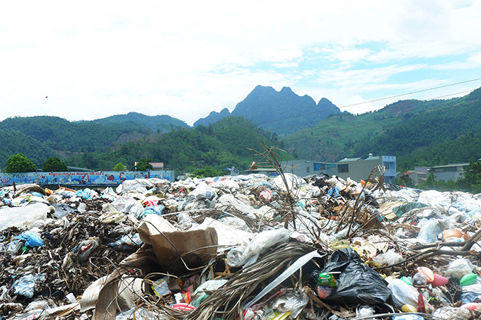Mùi hôi thối bốc lên từ bãi rác khiến chúng tôi không thể thở nổi, ruồi muỗi trong nhà cũng nhiều hơn trước. Dù bãi rác được phía công ty phủ bạt nhưng mùi thối vẫn tỏa ra rất nặng. Trong xóm có 175 hộ, mọi người đều rất bức xúc và kiến nghị lên xã giải quyết dứt điểm. Nhưng đến nay vẫn thấy bãi rác nằm bất động tại chỗ".