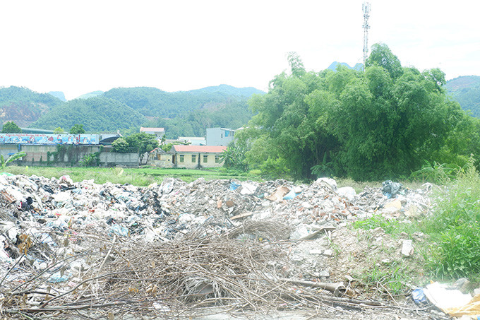 Khoảng 2 tháng nay không hiểu lý do gì, số lượng rác rất lớn được phía Công ty Cổ phần môi trường đô thị Hòa Bình tập kết tại xóm 4, xã Sủ Ngòi (gần quảng trường Hòa Bình).