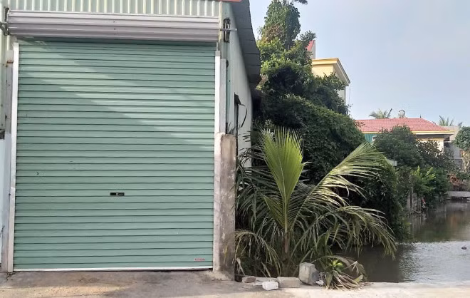 Trên mỗi bình nước 20 lít của Phúc Hà đều có nội dung "Nước Vimass là nước uống đóng chai được khai thác từ những mạch nước ngầm nằm sâu trong lòng núi Voi. Đảm bảo độ tinh khiết tuyệt đối nhờ được xử lý qua hệ thống thẩm thấu ngược, thanh trùng bằng Ozone và tia cực tím với công nghệ hiện đại đạt tiêu chuẩn chất lượng cao". Ảnh: Gia Đình và Xã Hội.