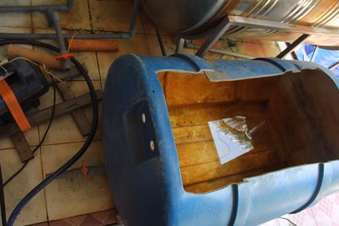 Tại thời điểm kiểm tra, cơ sở đang hoạt động sản xuất nước uống đóng bình, Đoàn kiểm tra ghi nhận điều kiện cơ sở không đảm bảo vệ sinh an toàn thực phẩm; kho bảo quản không có; khu vực sản xuất, dụng cụ, vật liệu bao gói tiếp xúc trực tiếp với thực phẩm, côn trùng động vật gây hại xâm nhập; khu vực chiết rót nước khoáng thiên nhiên, đóng chai, nước uống đóng chai không kín; cơ sở không trang bị hệ thống diệt khuẩn không khí…(Ảnh: CAND)