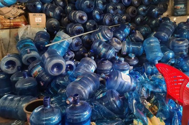 Cơ sở sản xuất nước uống đóng chai này mang tên cocobay của công ty TNHH sản xuất và thương mại Tâm Bình do ông Trương Minh Tâm (33 tuổi) trú phường Hòa Thọ Đông, quận Cẩm Lệ, TP Đà Nẵng làm chủ. (Ảnh minh họa).