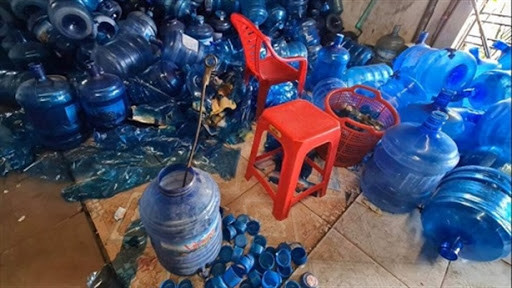 Tại thời điểm kiểm tra, lực lượng Cảnh sát môi trường phát hiện cơ sở này đang sản xuất nước uống đóng chai trực tiếp bằng nguồn nước ngầm của cơ sở; trong khi đó quy định phải dùng nước máy. Qua làm việc, cơ sở này hoạt động từ cuối năm 2018, không có giấy phép khai thác nước ngầm, phục vụ cho việc sản xuất nước đóng chai. (Ảnh minh họa).