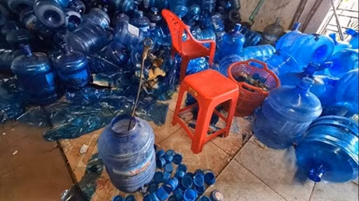 Tại thời điểm kiểm tra, lực lượng Cảnh sát môi trường phát hiện cơ sở này đang sản xuất nước uống đóng chai trực tiếp bằng nguồn nước ngầm của cơ sở; trong khi đó quy định phải dùng nước máy. Qua làm việc, cơ sở này hoạt động từ cuối năm 2018, không có giấy phép khai thác nước ngầm, phục vụ cho việc sản xuất nước đóng chai. (Ảnh minh họa).