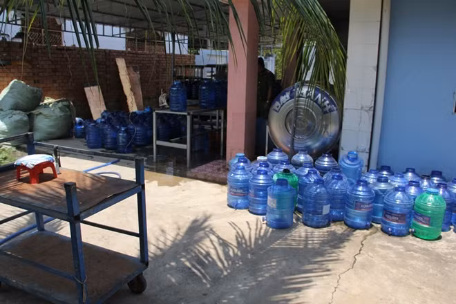 Đáng lưu ý, ở cơ sở này hiện đang sản xuất 3 loại nước uống đóng chai hiệu Aqua Kien (loại 20 lít) có địa chỉ sản xuất tại xã An Thạnh, huyện Bến Cầu; nước uống đóng chai hiệu Huy Hoàng loại 1.500ml có địa chỉ sản xuất tại huyện Châu Thành, An Giang và nước uống đóng chai hiệu Suối Rồng loại 350ml, địa chỉ sản xuất tại TP Hải Phòng. Làm việc với cơ quan chức năng, ông Kiên đã không cung cấp được hồ sơ công bố công nhận 3 nhãn hiệu này; không có giấy đủ điều kiện vệ sinh an toàn thực phẩm. (Ảnh: CAND). 