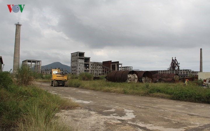 Công ty Gang thép Hà Tĩnh đã đưa các hệ thống thiết bị công nghệ cao về lắp đặt, xây dựng hệ thống nhà điều hành, nhà trộn, các khu nhà xưởng, cột khói lò cao...