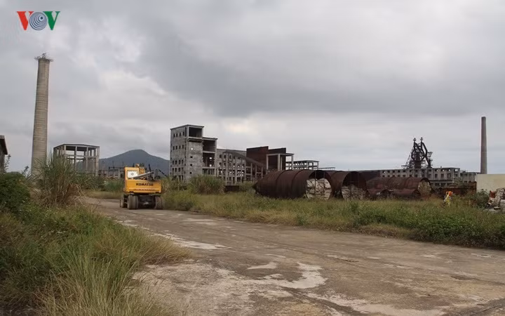 Công ty Gang thép Hà Tĩnh đã đưa các hệ thống thiết bị công nghệ cao về lắp đặt, xây dựng hệ thống nhà điều hành, nhà trộn, các khu nhà xưởng, cột khói lò cao...