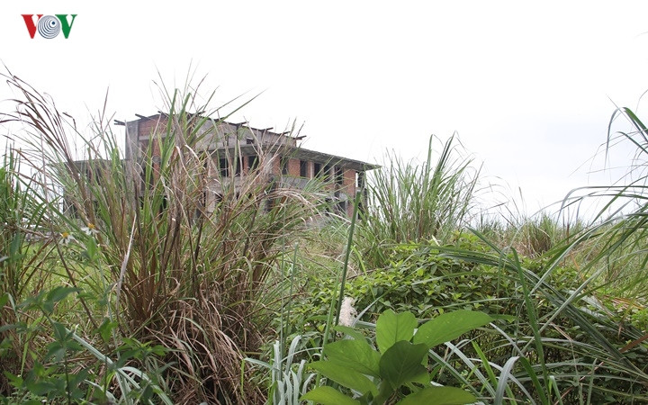 Hiện dự án trở nên hoang tàn đổ nát.