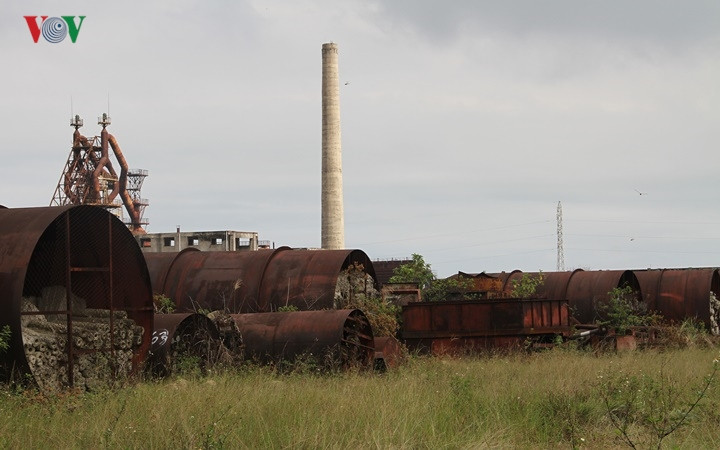 Sau nhiều năm liền bị “bỏ hoang”, khung cảnh nơi đây trở nên hoang tàn, với cỏ dại mọc um tùm.