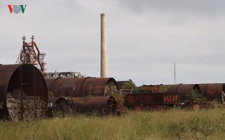 Sau nhiều năm liền bị “bỏ hoang”, khung cảnh nơi đây trở nên hoang tàn, với cỏ dại mọc um tùm.